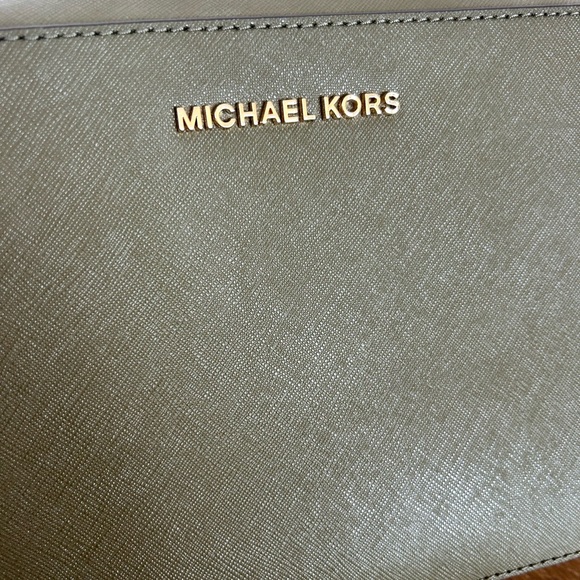 Michael Kors crossbody purse - Picture 2 of 7